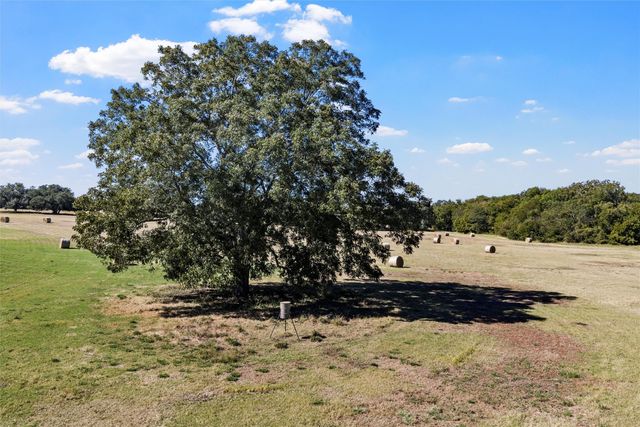 684 County Road 473, Lott, TX 76656