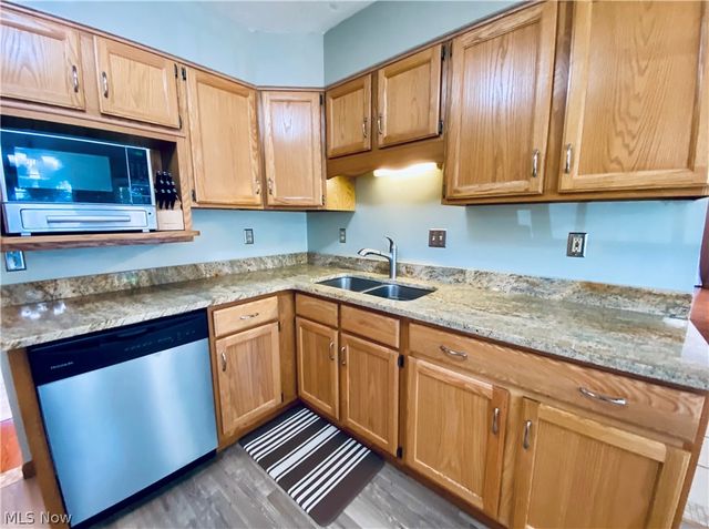 869 MOSS CANYON Drive, Amherst, OH 44001
