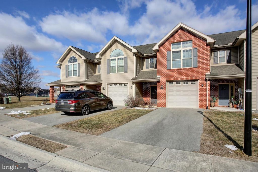 735 BASSETT DRIVE, Chambersburg, PA 17201