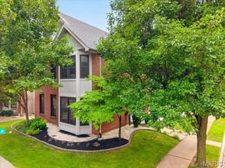 935 Barnard College Lane, St Louis, MO 63130