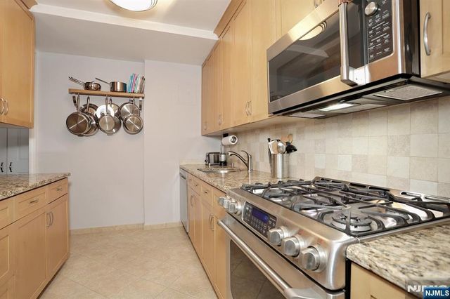 4 Horizon Road 815, Fort Lee, NJ 07024