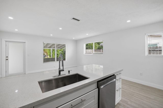 631 N 70th Avenue, Hollywood, FL 33024