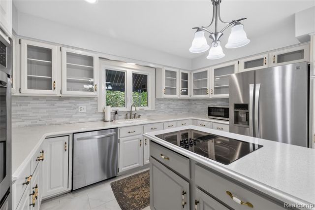 25645 Meridian Road, Grosse Ile, MI 48138
