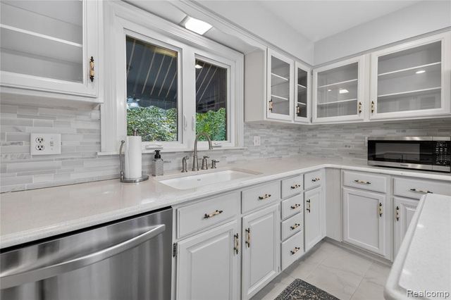 25645 Meridian Road, Grosse Ile, MI 48138