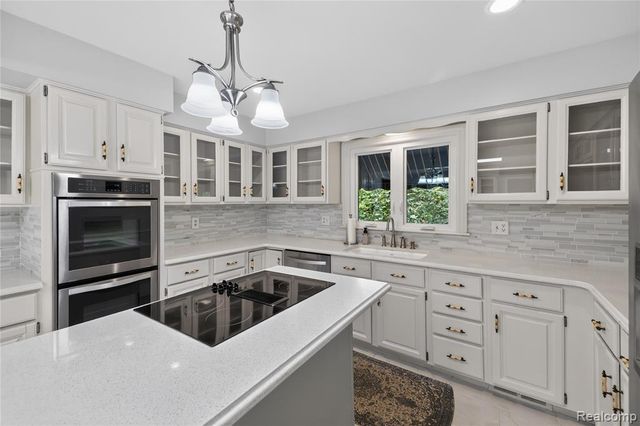 25645 Meridian Road, Grosse Ile, MI 48138