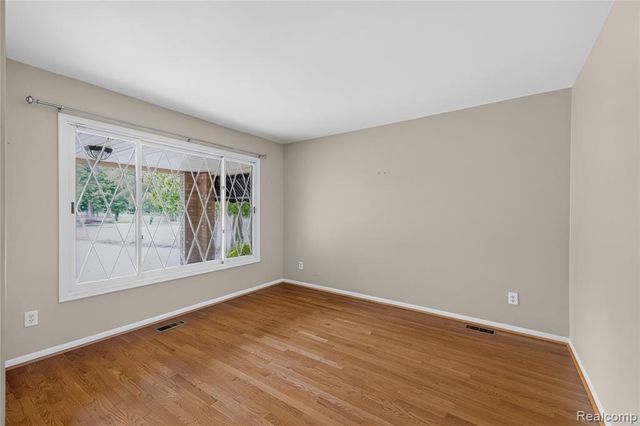 25645 Meridian Road, Grosse Ile, MI 48138