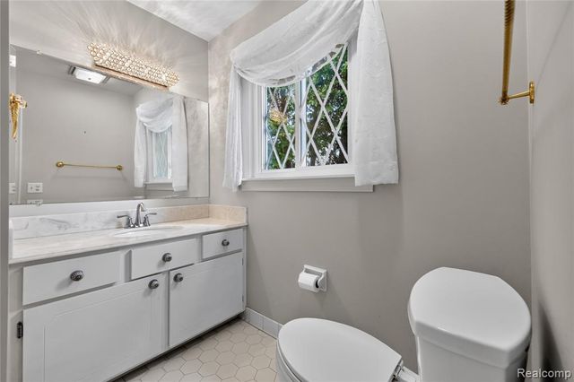 25645 Meridian Road, Grosse Ile, MI 48138