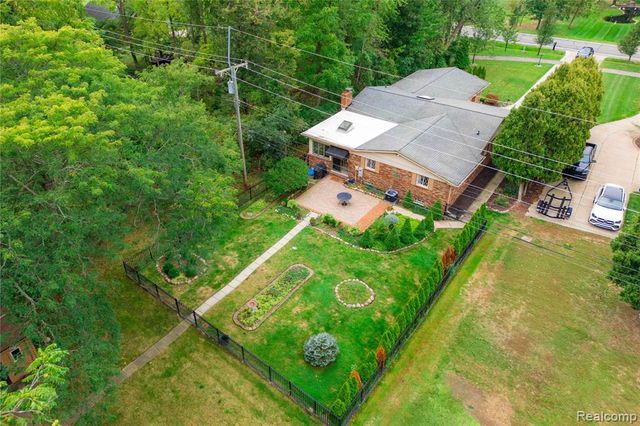 25645 Meridian Road, Grosse Ile, MI 48138