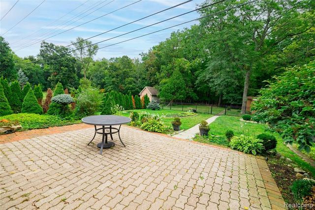 25645 Meridian Road, Grosse Ile, MI 48138