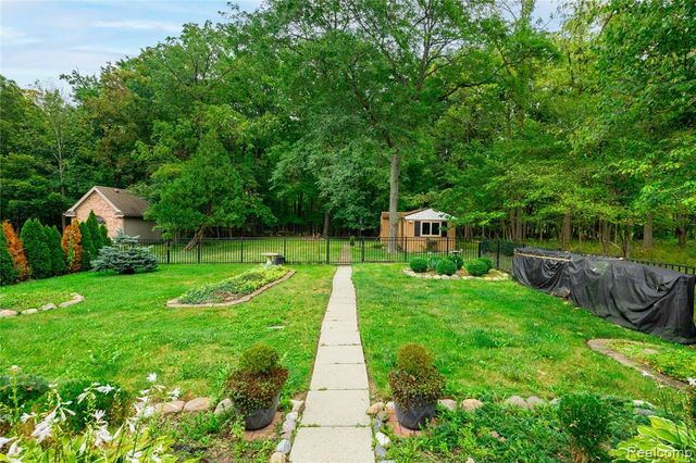 25645 Meridian Road, Grosse Ile, MI 48138