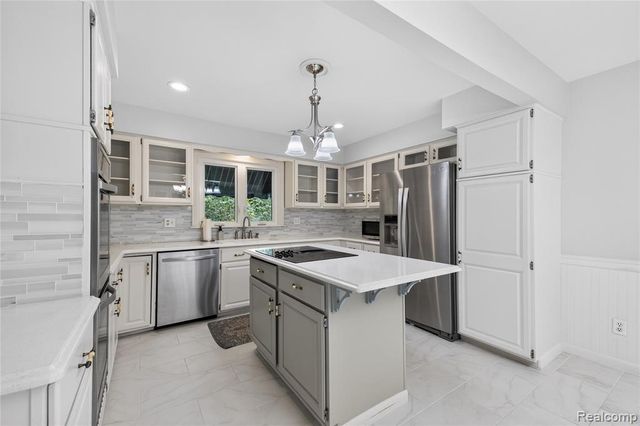 25645 Meridian Road, Grosse Ile, MI 48138