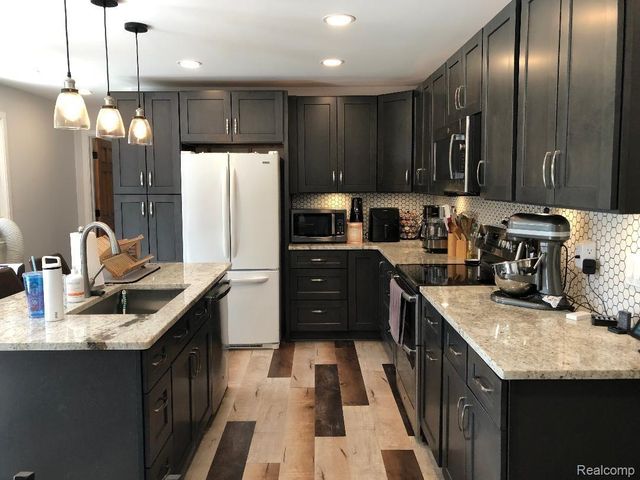 8135 KENWICK Drive, White Lake Charter Township, MI 48386