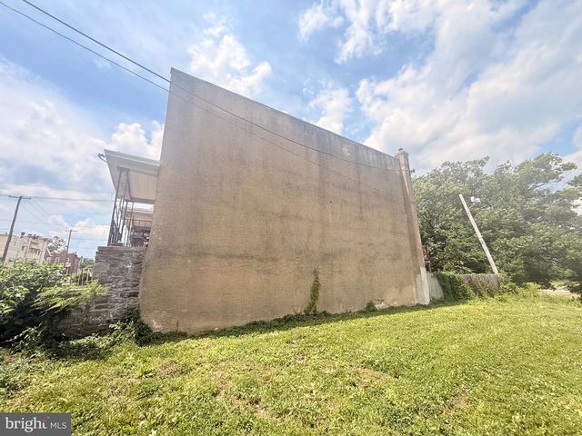 502 W 10TH, Chester, PA 19013