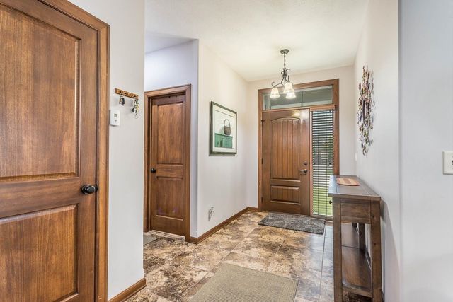 8005 S Sunny Oak Cir Circle, Sioux Falls, SD 57108