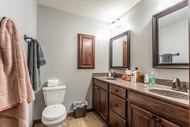 8005 S Sunny Oak Cir Circle, Sioux Falls, SD 57108