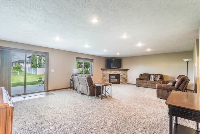 8005 S Sunny Oak Cir Circle, Sioux Falls, SD 57108