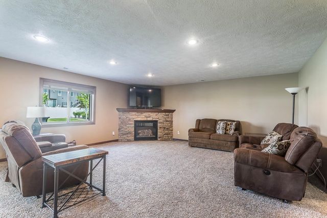 8005 S Sunny Oak Cir Circle, Sioux Falls, SD 57108