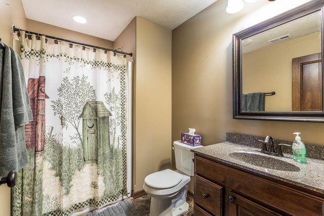 8005 S Sunny Oak Cir Circle, Sioux Falls, SD 57108