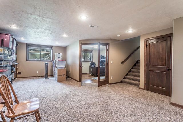 8005 S Sunny Oak Cir Circle, Sioux Falls, SD 57108