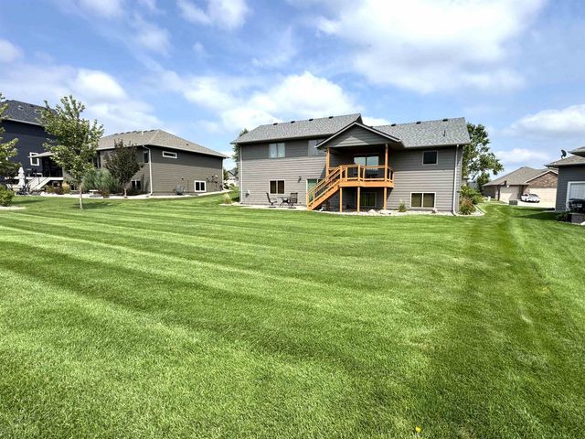 8005 S Sunny Oak Cir Circle, Sioux Falls, SD 57108