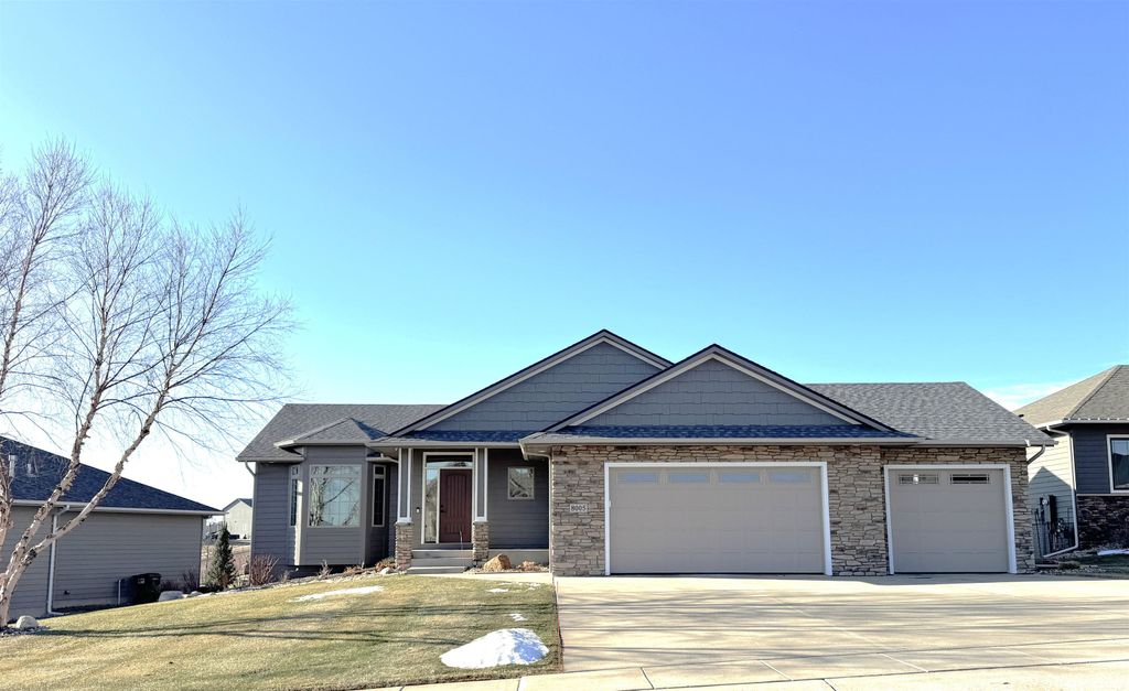 8005 S Sunny Oak Cir Circle, Sioux Falls, SD 57108