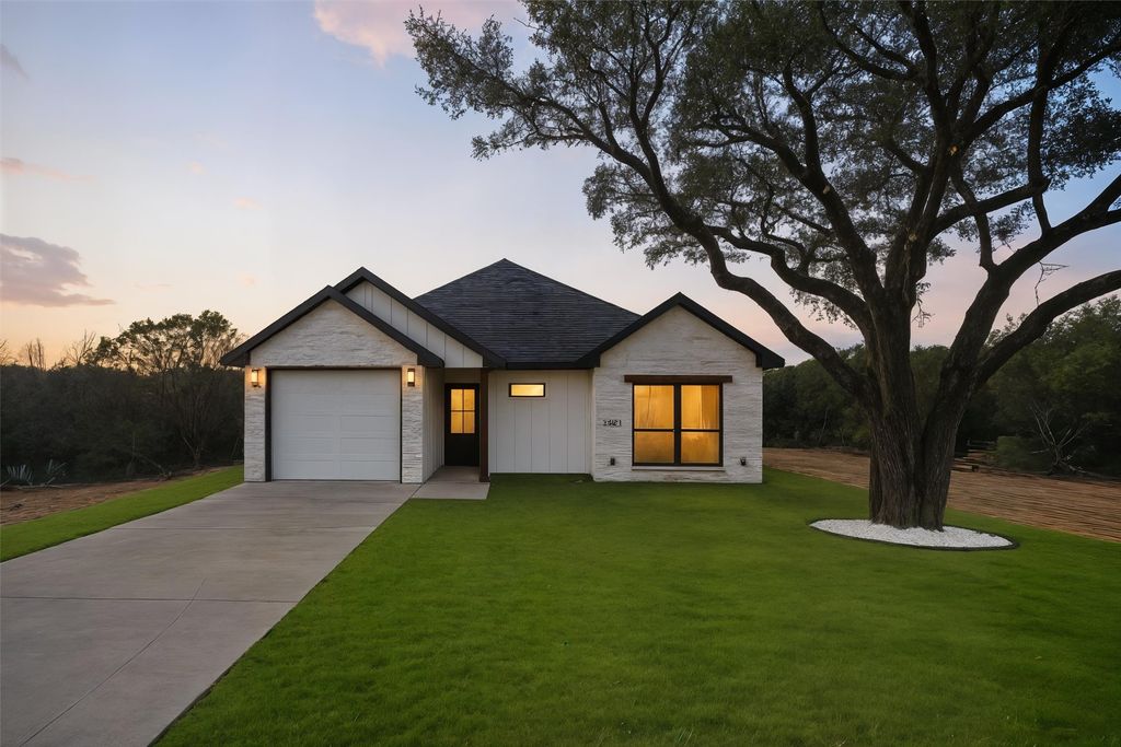 921 Thicket Trail, Granbury, TX 76048