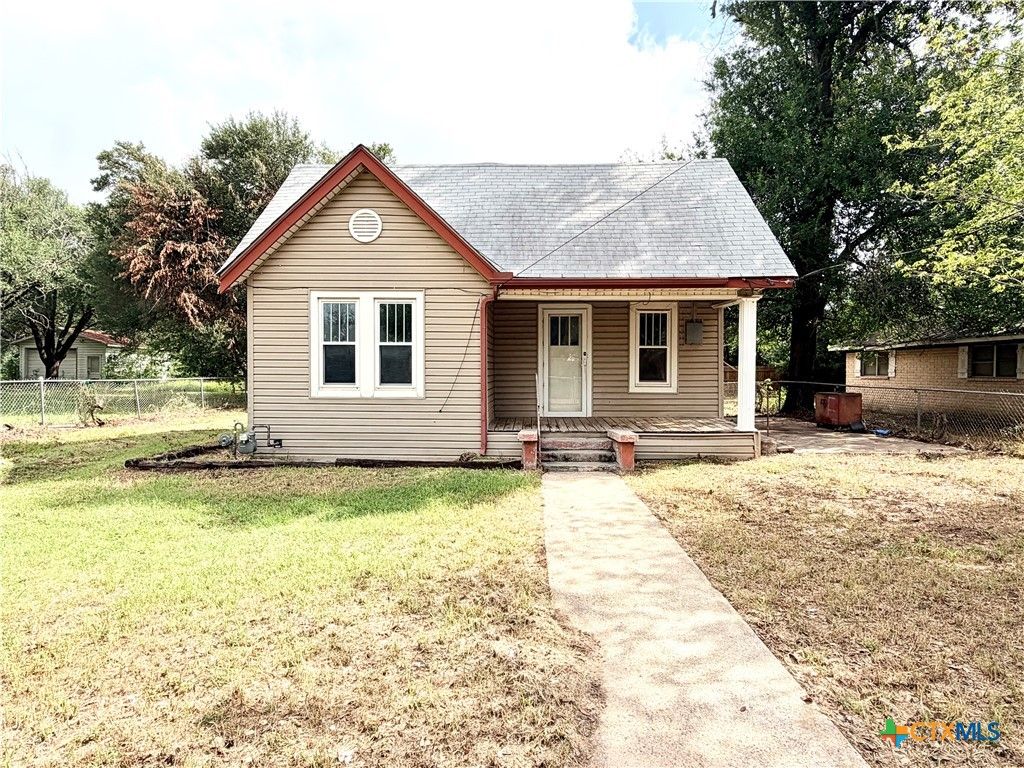 Image 1 of property listing at 702 E 18th Street, Cameron, TX 76520