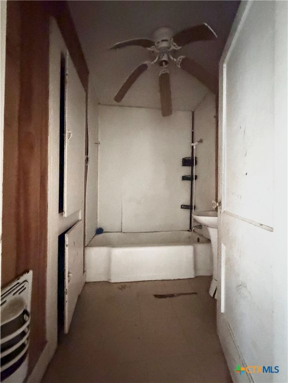 Image 10 of property listing at 702 E 18th Street, Cameron, TX 76520