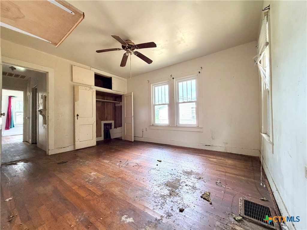 Image 11 of property listing at 702 E 18th Street, Cameron, TX 76520