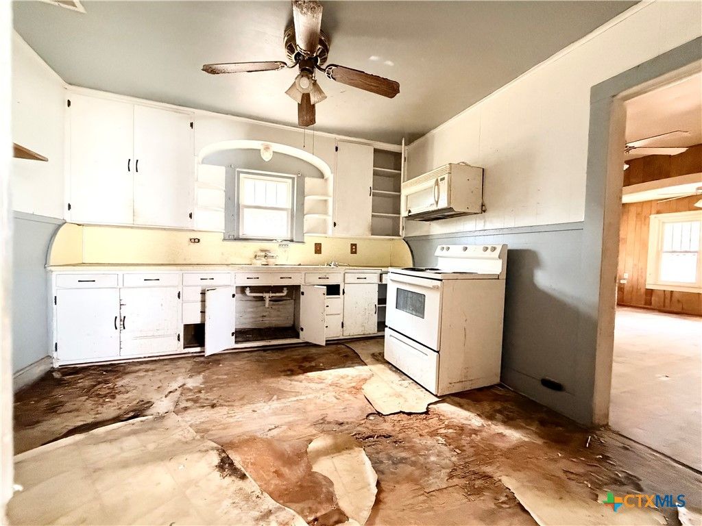 Image 12 of property listing at 702 E 18th Street, Cameron, TX 76520
