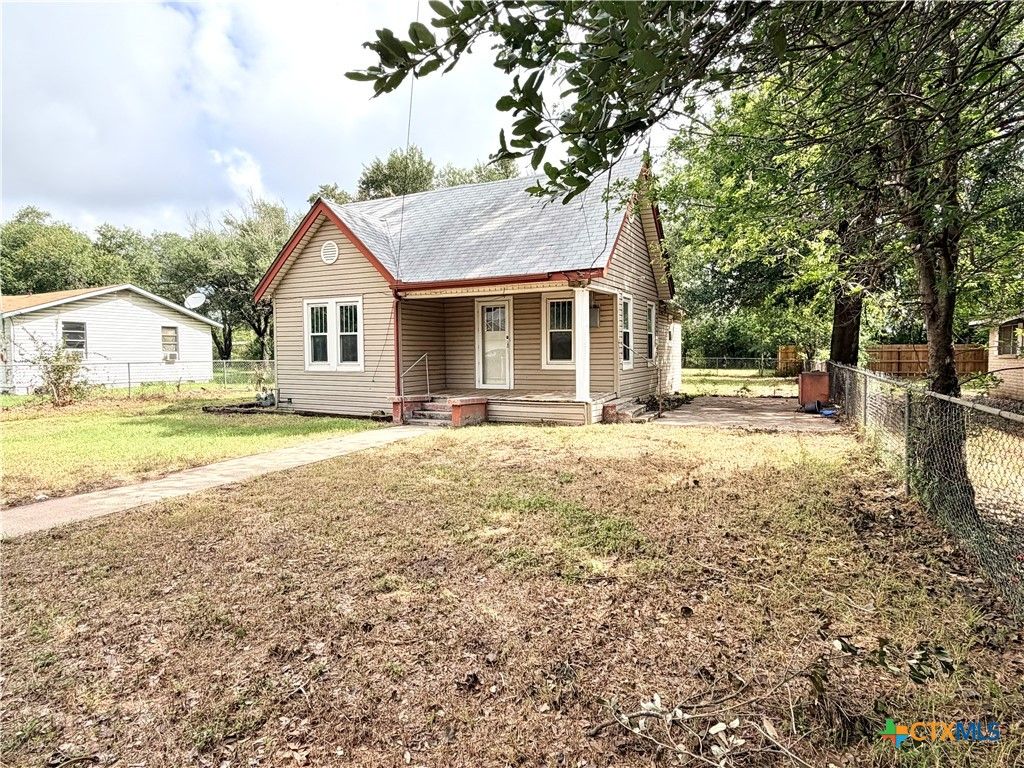 Image 13 of property listing at 702 E 18th Street, Cameron, TX 76520