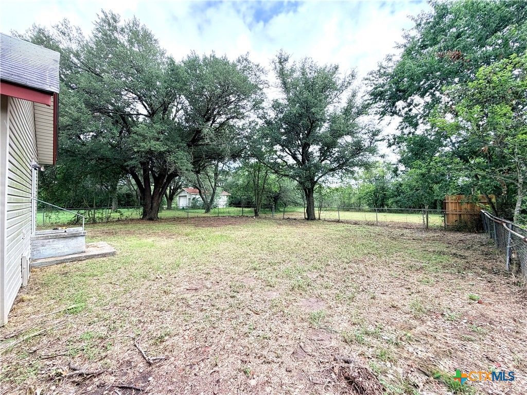 Image 14 of property listing at 702 E 18th Street, Cameron, TX 76520