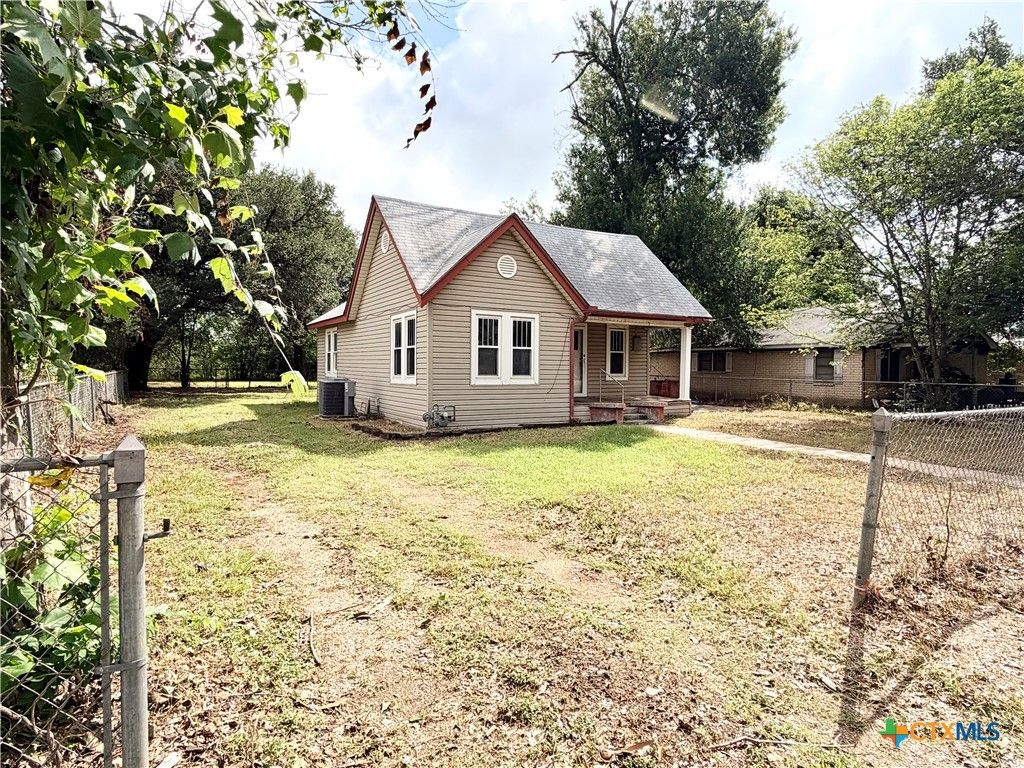 Image 2 of property listing at 702 E 18th Street, Cameron, TX 76520