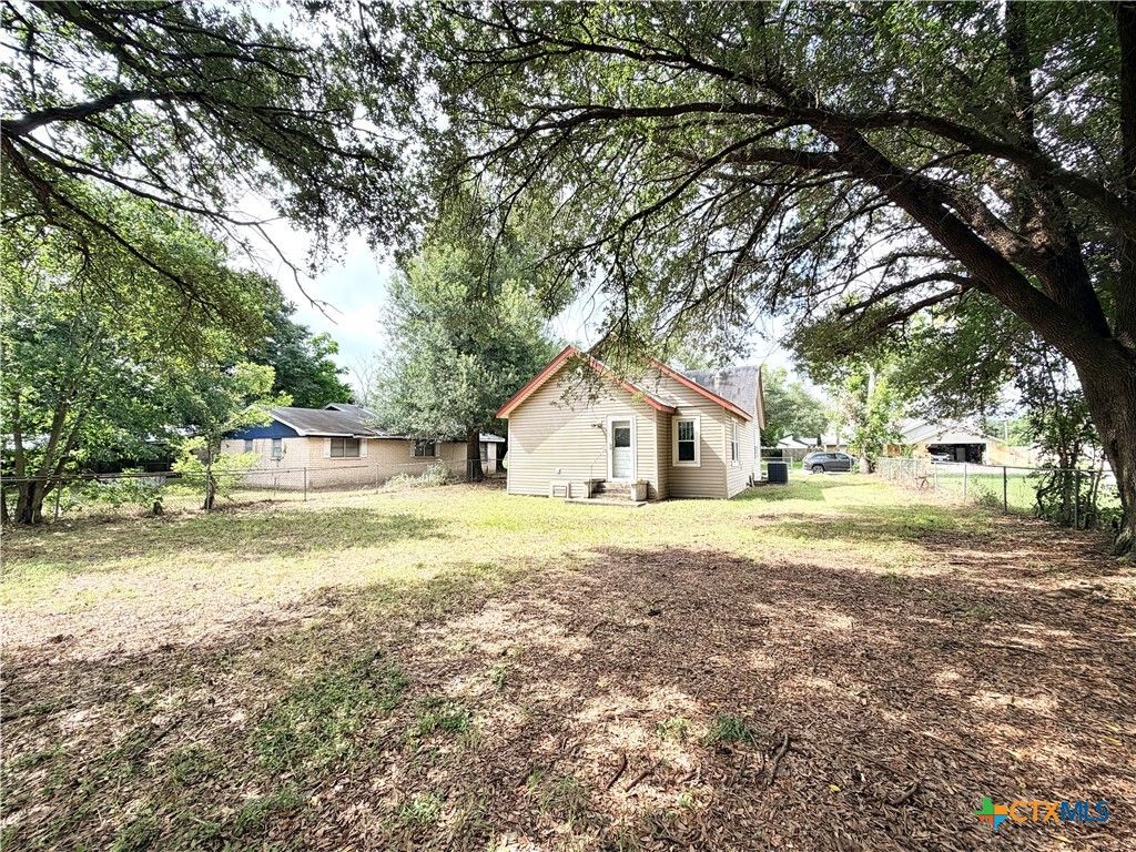 Image 3 of property listing at 702 E 18th Street, Cameron, TX 76520