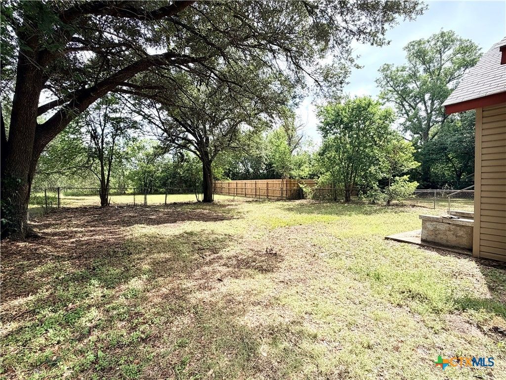 Image 4 of property listing at 702 E 18th Street, Cameron, TX 76520