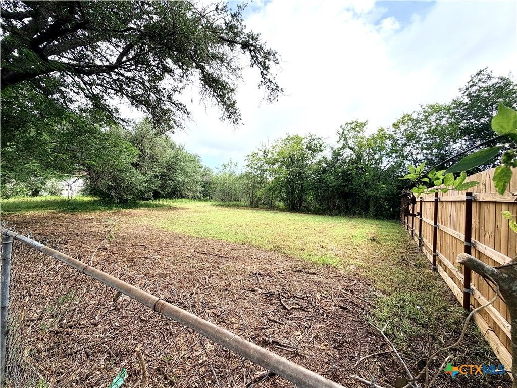 Image 5 of property listing at 702 E 18th Street, Cameron, TX 76520