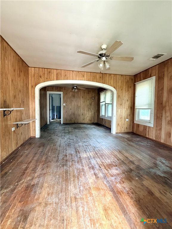Image 6 of property listing at 702 E 18th Street, Cameron, TX 76520