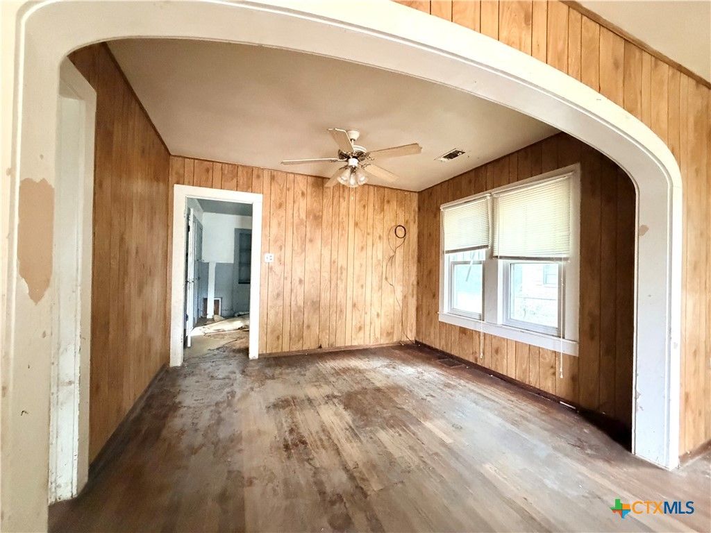 Image 7 of property listing at 702 E 18th Street, Cameron, TX 76520