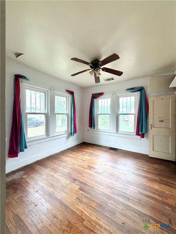 Image 8 of property listing at 702 E 18th Street, Cameron, TX 76520