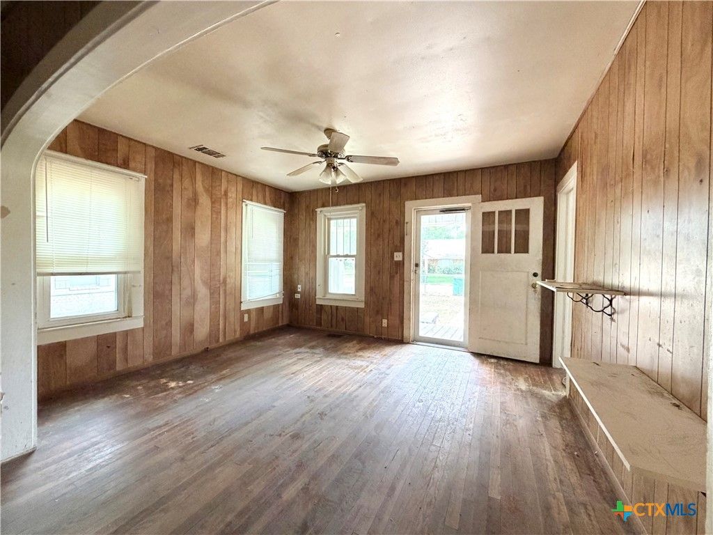Image 9 of property listing at 702 E 18th Street, Cameron, TX 76520