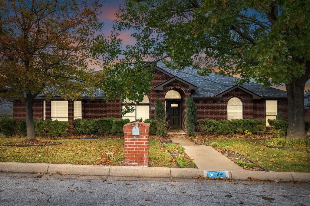 309 Deauville Drive, Fort Worth, TX 76108