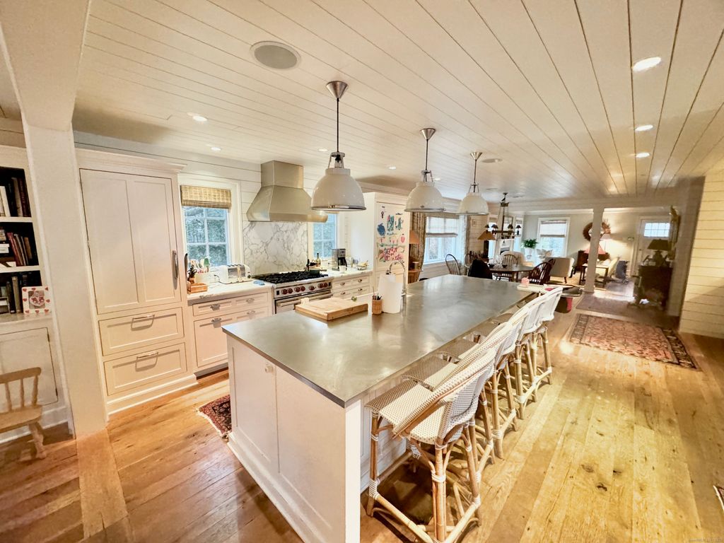 9 Barclay Court, Norwalk, CT 06853