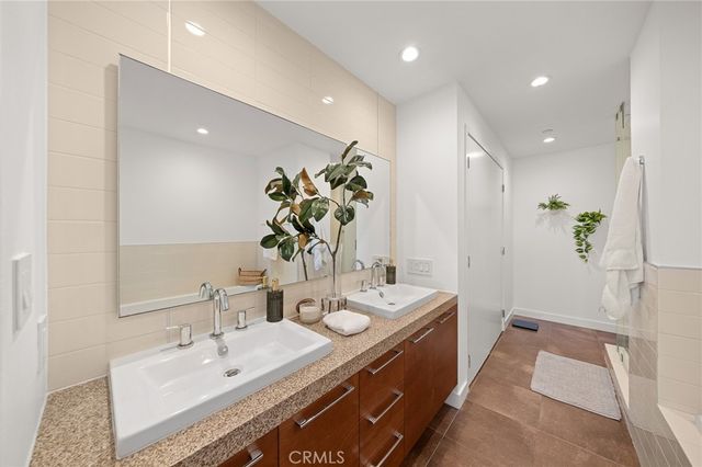 9 MacArthur Place N402, Santa Ana, CA 92707