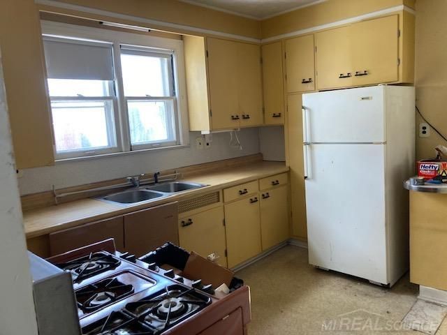 8442 Central Street, Center Line, MI 48015