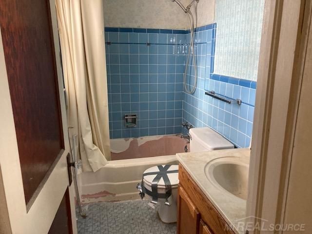 8442 Central Street, Center Line, MI 48015