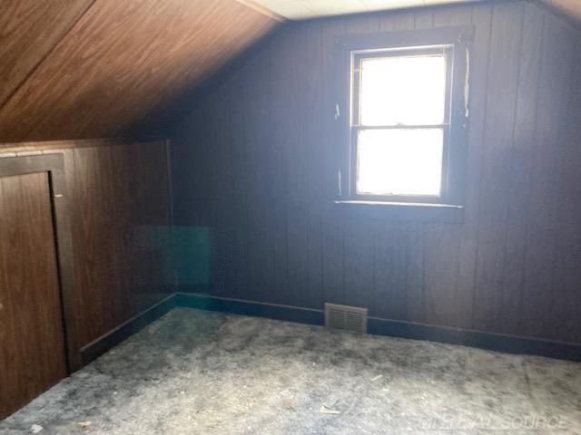 8442 Central Street, Center Line, MI 48015