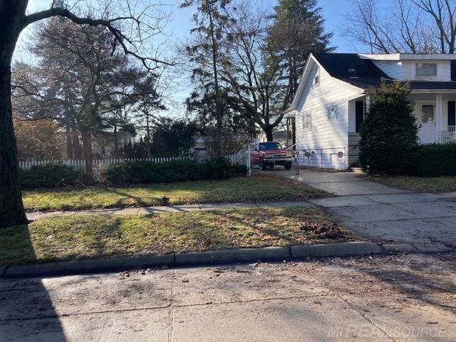 8442 Central Street, Center Line, MI 48015