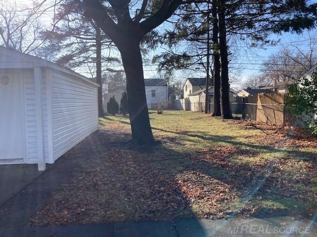 8442 Central Street, Center Line, MI 48015