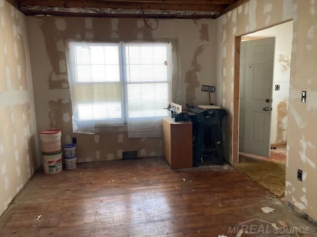 8442 Central Street, Center Line, MI 48015