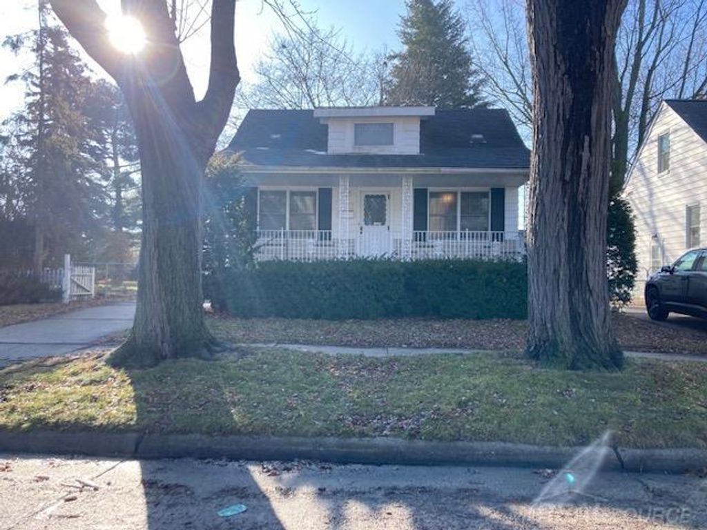 8442 Central Street, Center Line, MI 48015